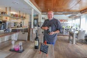 Koch Claudio Fele will im «Sicilia» künftig auch auf wechselnde Weinspezialitäten setzen. (Bild: Corinne Allenspach)