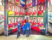 Ein Blickfang: Das Panini-Sammelalbum in der Shopping-Arena ist beinahe fünf Meter hoch. (Bild: Urs Bucher)