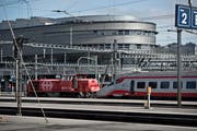 Das Luzerner Bahnhofsgebäude mit der Sporthalle BBZ. Bild: Pius Amrein (23. März 2017)