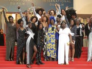 Schauspielerinnen demonstrierten am Mittwoch auf dem roten Teppich in Cannes gegen Diskriminierung à la "für eine Schwarze sind sie recht intelligent". (Bild: Keystone/AP Invision/ARTHUR MOLA)