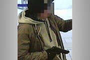 Eine Überwachungskamera fotografierte den 56-Jährigen beim Banküberfall in Weggis. | Archivbild