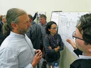 Die Begeisterung für «Naherholung Kloteren» hielt sich in Grenzen. Die meisten Gäste sagten dem Landschaftsarchitekten Martin Brunner (links), es brauche nicht noch mehr Naherholung. (Bild: Kurt Latzer)