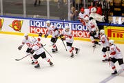 Jubel bei den Schweizer Eishockeyspielern: Sie stehen erstmals seit 2013 in einem WM-Halbfinal. Bild: Salvatore Di Nolfi / Keystone (Herning, 17. Mai 2018)