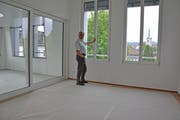 Ernst Bischofberger, Präsident der Baukommission zeigt die neuen Wohnungen. Bild: Karin Erni