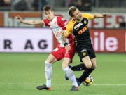Sandro Lauper im harten Zweikampf mit seinem zukünftigen Teamkollegen Miralem Sulejmani (Bild: KEYSTONE/PETER SCHNEIDER)
