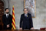 Der neu gewählte Regionalpräsident Quim Torra (rechts) und der Sprecher des Katalanischen Parlaments. Bild: Alberto Estevez / EPA (Barcelona, 17. Mai 2018)