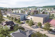 Das neue, baulich mit der Mehrzweckturnhalle verbundene Schulhaus, wie es in das heutige Schulareal eingebettet werden soll. Im Vordergrund die Schulstrasse, hinten links der Kindergarten, der bestehen bleibt. (Visualisierung: Schällibaum)