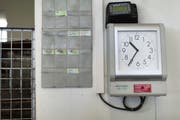 Eine elektronische Stempeluhr (Bild KEYSTONE/Gaetan Bally)