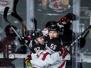 Colton Parayko (rechts) und Connor McDavid (links) bejubeln das 1:0 im Viertelfinal gegen Russland. Am Ende gewannen die Kanadier 5:4 nach Verlängerung (Bild: KEYSTONE/EPA SCANPIX DENMARK/LISELOTTE SABROE)