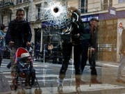 Einschussloch in einem Schaufenster in Paris, wo die Polizei am vergangenen Sonntag einen Messerangreifer erschossen hat. (Bild: KEYSTONE/AP/THIBAULT CAMUS)