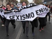 Demonstrantinnen protestieren in der chilenischen Hauptstadt Santiago gegen sexuellen Missbrauch. (Bild: Keystone/EPA EFE/MARIO RUIZ)