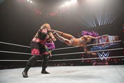 Fliegen will gelernt sein: Sasha Banks kann es. Bild: WWE