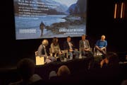 Die Podiumsteilnehmer im Stattkino (von links): Moderator Urs Steiger, Regisseurin Mélanie Pitteloud, Emmer Gemeinderat Josef Schmidli, Reuss-Projektleiter Urs Zehnder und WWF-Gewässerexperte Urs Brütsch. Bild: Museng Fischer