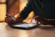 Ein 51-Jähriger kaufte während rund neun Monaten unter falschen Namen und Adressen im Internet ein. (Bild: Getty Images)