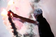 Immer wieder zünden Fans in Schweizer Stadien sogenannte Pyro, wie hier ein Fan während eines Super League Spiels in der Swissporarena Luzern. Bild: Philipp Schmidli (19. April 2015)