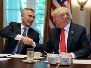 Händedruck zwischen Donald Trump (r) und Nato-Generalsekretär Jens Stoltenberg (Bild: KEYSTONE/AP/CAROLYN KASTER)