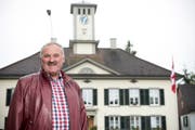 Gemeindepräsident Alois Hersche vor der Gemeindeverwaltung in Thundorf (Bild: Mareycke Frehner)