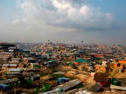 Blick auf das Flüchtlingscamp Kutupalong im Distrikt Cox’s Bazar im südöstlichen Bangladesch an der Grenze zu Myanmar. Hunderttausende Rohingya sind aus Myanmar nach Bangladesch geflohen. (Bild: Keystone/AP/A. M. AHAD)