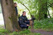Wiederholungskurs für Polizeihunde - im Bild Marco Keller, Chef des Diensthundewesens der Kantonspolizei Nidwalden, mit Inca. (Bilder Corinne Glanzmann, Ennetmoos, 16. Mai 2018)