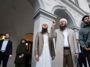Die angeklagten IZRS-Vorstandsmitglieder Naim Cherni, Nicolas Blancho und Qaasim Illi (von rechts) vor dem Beginn des ersten Prozesses am Mittwoch. (Bild: KEYSTONE/TI-PRESS/ALESSANDRO CRINARI)