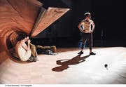 Der eingeschüchterte, demente Vater (Bruno Riedl) und sein selbstgefälliger Aussteiger-Sohn (Tobias Graupner). (Bild: Tanja Dorendorf)
