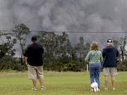 Anwohner des Vulkans Kilauea auf Hawaii beobachten den Ascheregen. (Bild: KEYSTONE/AP/CALEB JONES)
