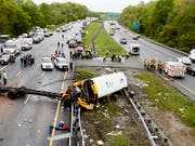 Der Schulbus-Unfall ereignete sich auf einer Autobahn in Mount Olive rund 80 Kilometer westlich der US-Metropole New York. (Bild: KEYSTONE/AP The Daily Record/BOB KARP)