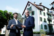 Teilen sich den Sinn für die Erhaltung historischer Bausubstanz: Architekt Patrick Röösli (links) und Bauherr Reto Nussbaumer vor dem südlichen Gebäudeteil des prämierten Ensembles aus dem frühen 20. Jahrhundert. (Bild: Stefan Kaiser)