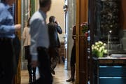 Ein Politiker schreitet telefonierend durch die Wandelhalle des Nationalrats in Bern. Bild: KEYSTONE/Alessandro della Valle (Bern, 28. Februar 2018)