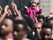 Eritreische Flüchtlinge demonstrieren auf dem Bundesplatz. Sie kritisieren, dass die Asylpraxis verschärft wurde. (Bild: KEYSTONE/PETER SCHNEIDER)