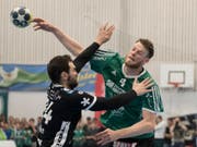 Zu viel Durchschlagskraft: Thuns Lenny Rubin (re.) lässt sich Winterthurs Michal Svajlen nicht aufhalten (Bild: KEYSTONE/PETER SCHNEIDER)
