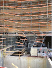 Im unteren Bereich des Baugerüsts am Neubau des Kantonsspitals in Frauenfeld knickte das rund 30 Meter hohe Baugerüst ein. (Bild: PD)