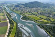 Auenwäldchen und Kiesbänke: So könnte der Rhein bei der Frutzmündung in Koblach dereinst aussehen. (Visualisierung: Rhesi)