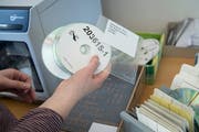 Früher Kasetten, heute CDs im Daisy-Format, Digital Accessable Information System, dem weltweit gängigen Format für Hörbücher für Blinde. Bild: Ralph Ribi