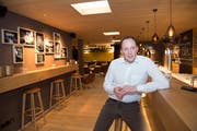 «Hirschen»-Hotelier Michael Müller in seiner Bluesbar aus hellem Eichenholz.