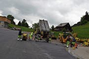 Das letzte Stück des Chuchitobel-Parkplatzes erhält am Donnerstagnachmittag einen Teerbelag. (Bild: Adi Lippuner)