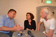 Schwingerkönig Jörg Abderhalden, Moderatorin Beatrice Gmünder und Peter Holdener, Intendant Klangwelt Toggenburg (von links) beim Klangtalk. (Bild: Adi Lippuner)