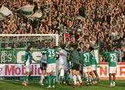 Jubel vor der Südkurve im Espenmoos: Der FC St.Gallen feiert 2007 einen Sieg gegen Xamax. (Bild: Michel Canonica, St.Gallen, 20. August 2007)