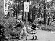 Vor 50 Jahren wurde in Zürich Fluntern der erste Vitaparcours eröffnet. Zwei Kinder machen am 24. August 1968 Übungen im Vitaparcours beim Zoo Zürich. (Bild: KEYSTONE/PHOTOPRESS-ARCHIV/STR)