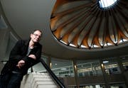 Stephan Diethelm komponierte das Werk «Atmosphären III», welches im Rondell der Kantonsschule Wohlen uraufgeführt wird. Zuger Zeitung/Stefan Kaiser