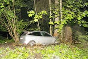Das Auto prallte frontal gegen einen Baum. (Zuger Polizei (Oberägeri, 18. Mai 2018)