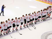 Die Schweizer singen die Nationalhymne nach dem Coup gegen Finnland (3:2) in den Viertelfinals der WM in Dänemark (Bild: KEYSTONE/SALVATORE DI NOLFI)