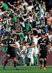 Die Spieler von Betis Sevilla bejubeln im Derby die Führung, der Stadtrivale gleicht aber aus. (Bild: Antonio Pozo/Imago)