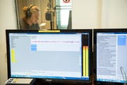Der Computer im Vorraum zeigt an, welches Kapitel aufgezeichnet wird und an welcher Stelle der Sprecher wie laut liest. Bild: Ralph Ribi