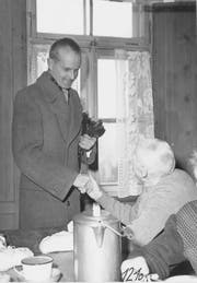 Zunftmeister Josef Wey von der Schneckenzunft Wolhusen besucht das alte Bürgerheim ums Jahr 1950. Bild: PD