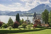 Idyllisch gelegen und sehr steuergünstig: Die Gemeinde Meggen, hier mit dem Schloss Meggenhorn. (Bild: Imago)