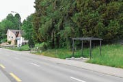 Die bisherige (links) und die künftige Bushaltestelle in Wiezikon. (Bild: Roman Scherrer)