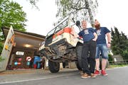 Stefan und Benjamin Keller posieren mit ihrem 1979er-Volvo C304 4×4, kurz vor der Abfahrt nach Brüssel, dem Start der Rallye. (Bild: Manuel Nagel)