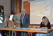 Führten in Lütisburg zielstrebig und informativ durch die Mitgliederversammlung vom Verein «Kinderdörfli St. Iddaheim»: Urs Gasser (Gesamtleiter), Franz Müller (Präsident Verwaltungskommission), Doris Sailer (Aktuarin), von links. (Bild: Christoph Heer)