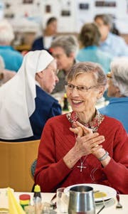 Schwester Maria Käppeli am Mittagstisch. Sie ist seit 1962 bei den Spitalschwestern von Luzern. (Bild: Philipp Schmidli)